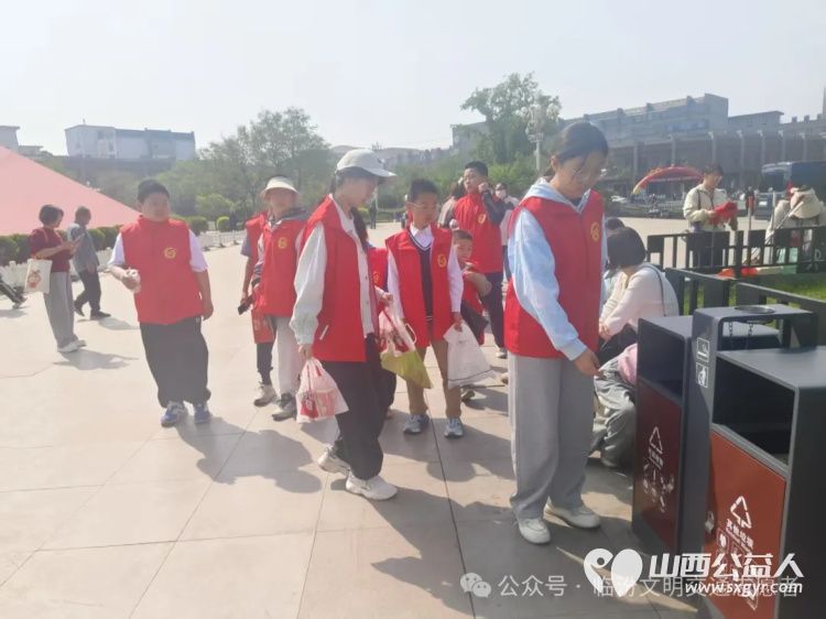 爱临汾赢未来---文明十小事 临汾市文明交通志愿者协会开展“文明同行·志愿同心”志愿服务活动 - 第7张 - 山西公益人 爱临汾赢未来---文明十小事 临汾市文明交通志愿者协会开展“文明同行·志愿同心”志愿服务活动 - 第7张