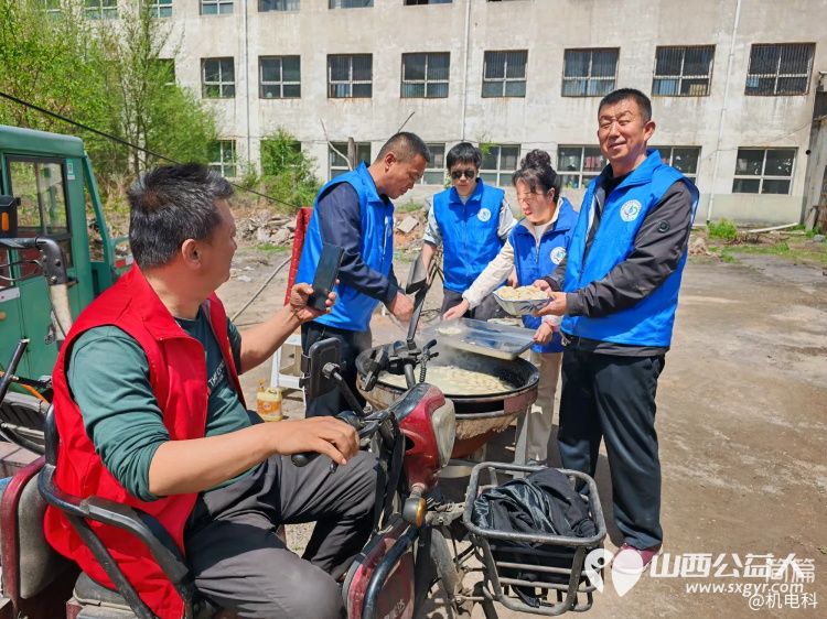 情系北岗爱暖夕阳银发庆生 长治市小雨点公益志愿者协会思源分会王新丽会长的带领下志愿者一行19人来到北岗村为孤寡老人过集体生日 - 第21张 - 山西公益人 情系北岗爱暖夕阳银发庆生 长治市小雨点公益志愿者协会思源分会王新丽会长的带领下志愿者一行19人来到北岗村为孤寡老人过集体生日 - 第21张