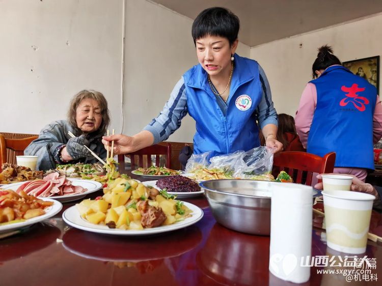 情系北岗爱暖夕阳银发庆生 长治市小雨点公益志愿者协会思源分会王新丽会长的带领下志愿者一行19人来到北岗村为孤寡老人过集体生日 - 第18张 - 山西公益人 情系北岗爱暖夕阳银发庆生 长治市小雨点公益志愿者协会思源分会王新丽会长的带领下志愿者一行19人来到北岗村为孤寡老人过集体生日 - 第18张