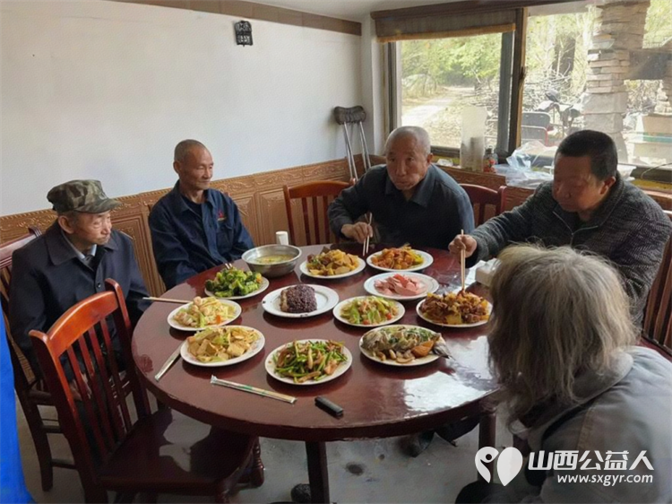 情系北岗爱暖夕阳银发庆生 长治市小雨点公益志愿者协会思源分会王新丽会长的带领下志愿者一行19人来到北岗村为孤寡老人过集体生日 - 第13张 - 山西公益人 情系北岗爱暖夕阳银发庆生 长治市小雨点公益志愿者协会思源分会王新丽会长的带领下志愿者一行19人来到北岗村为孤寡老人过集体生日 - 第13张