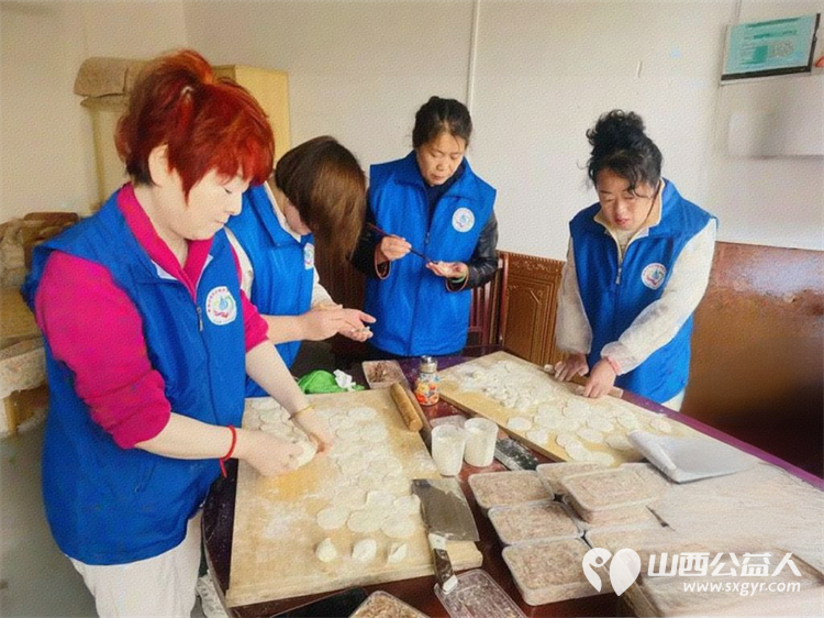 情系北岗爱暖夕阳银发庆生 长治市小雨点公益志愿者协会思源分会王新丽会长的带领下志愿者一行19人来到北岗村为孤寡老人过集体生日 - 第8张 - 山西公益人 情系北岗爱暖夕阳银发庆生 长治市小雨点公益志愿者协会思源分会王新丽会长的带领下志愿者一行19人来到北岗村为孤寡老人过集体生日 - 第8张