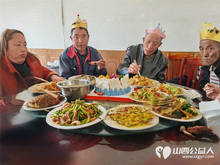 情系北岗爱暖夕阳银发庆生 长治市小雨点公益志愿者协会思源分会王新丽会长的带领下志愿者一行19人来到北岗村为孤寡老人过集体生日 - 第4张 - 山西公益人 情系北岗爱暖夕阳银发庆生 长治市小雨点公益志愿者协会思源分会王新丽会长的带领下志愿者一行19人来到北岗村为孤寡老人过集体生日 - 第4张