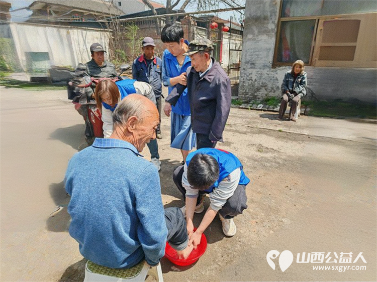 情系北岗爱暖夕阳银发庆生 长治市小雨点公益志愿者协会思源分会王新丽会长的带领下志愿者一行19人来到北岗村为孤寡老人过集体生日 - 第33张 - 山西公益人 情系北岗爱暖夕阳银发庆生 长治市小雨点公益志愿者协会思源分会王新丽会长的带领下志愿者一行19人来到北岗村为孤寡老人过集体生日 - 第33张
