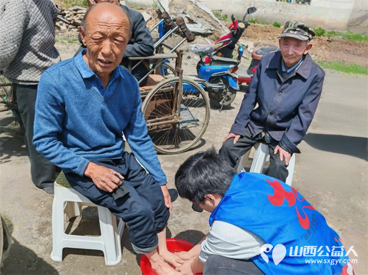情系北岗爱暖夕阳银发庆生 长治市小雨点公益志愿者协会思源分会王新丽会长的带领下志愿者一行19人来到北岗村为孤寡老人过集体生日 - 第29张 - 山西公益人 情系北岗爱暖夕阳银发庆生 长治市小雨点公益志愿者协会思源分会王新丽会长的带领下志愿者一行19人来到北岗村为孤寡老人过集体生日 - 第29张