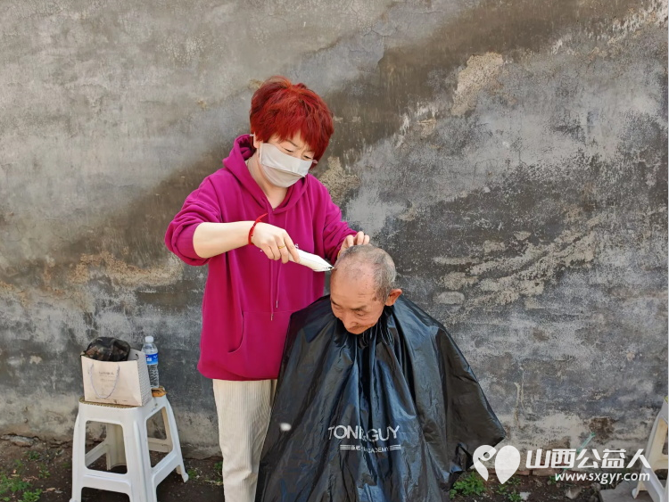 情系北岗爱暖夕阳银发庆生 长治市小雨点公益志愿者协会思源分会王新丽会长的带领下志愿者一行19人来到北岗村为孤寡老人过集体生日 - 第27张 - 山西公益人 情系北岗爱暖夕阳银发庆生 长治市小雨点公益志愿者协会思源分会王新丽会长的带领下志愿者一行19人来到北岗村为孤寡老人过集体生日 - 第27张