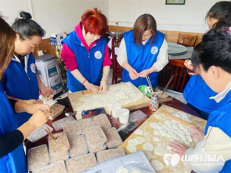 情系北岗爱暖夕阳银发庆生 长治市小雨点公益志愿者协会思源分会王新丽会长的带领下志愿者一行19人来到北岗村为孤寡老人过集体生日 - 第7张 - 山西公益人 情系北岗爱暖夕阳银发庆生 长治市小雨点公益志愿者协会思源分会王新丽会长的带领下志愿者一行19人来到北岗村为孤寡老人过集体生日 - 第7张