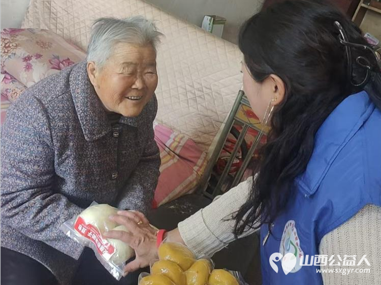 情系北岗爱暖夕阳银发庆生 长治市小雨点公益志愿者协会思源分会王新丽会长的带领下志愿者一行19人来到北岗村为孤寡老人过集体生日 - 第23张 - 山西公益人 情系北岗爱暖夕阳银发庆生 长治市小雨点公益志愿者协会思源分会王新丽会长的带领下志愿者一行19人来到北岗村为孤寡老人过集体生日 - 第23张