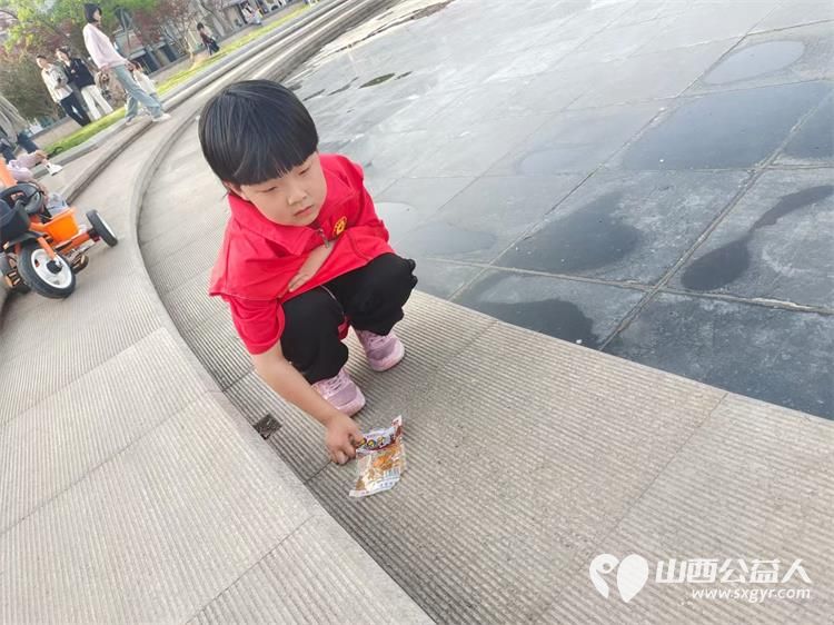 长治市微尘公益协会组织幼儿园小朋友参加爱护家园环境社区实践活动 - 第3张 - 山西公益人 长治市微尘公益协会组织幼儿园小朋友参加爱护家园环境社区实践活动 - 第3张