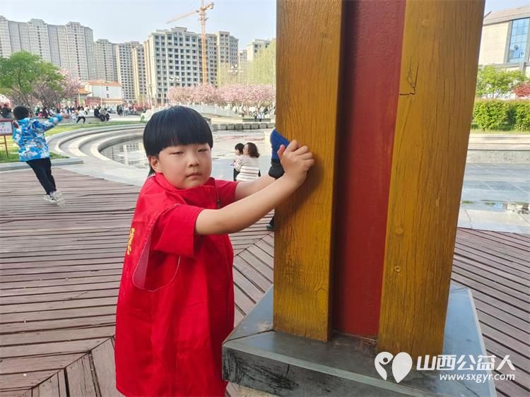 长治市微尘公益协会组织幼儿园小朋友参加爱护家园环境社区实践活动 - 第4张 - 山西公益人 长治市微尘公益协会组织幼儿园小朋友参加爱护家园环境社区实践活动 - 第4张