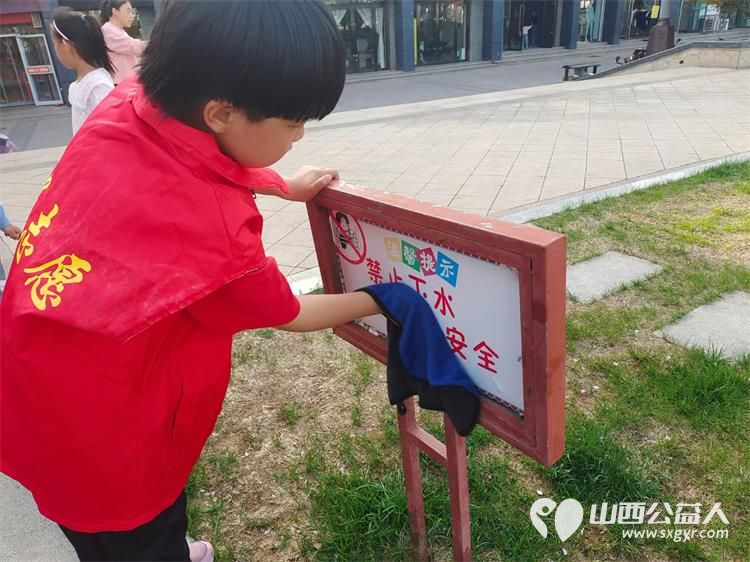 长治市微尘公益协会组织幼儿园小朋友参加爱护家园环境社区实践活动 - 第5张 - 山西公益人 长治市微尘公益协会组织幼儿园小朋友参加爱护家园环境社区实践活动 - 第5张