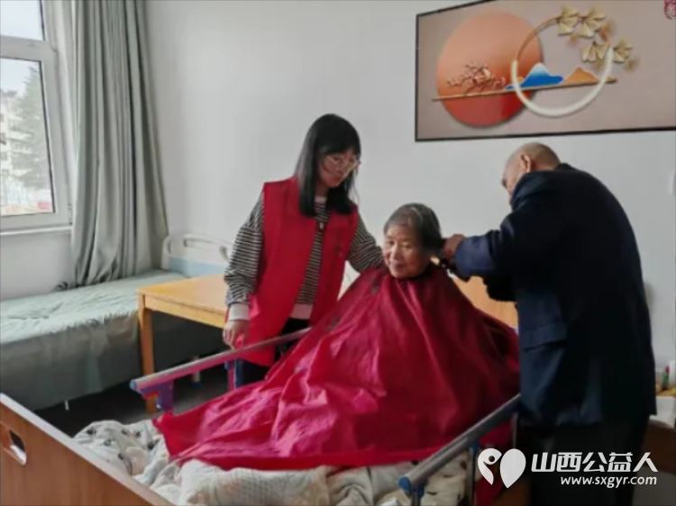 长治市阳光困境儿童帮扶协会走进八一社区居家养老服务中心义务理发+打扫卫生志愿活动 - 第5张 - 山西公益人 长治市阳光困境儿童帮扶协会走进八一社区居家养老服务中心义务理发+打扫卫生志愿活动 - 第5张