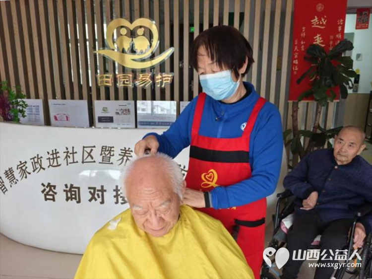 长治市阳光困境儿童帮扶协会走进八一社区居家养老服务中心义务理发+打扫卫生志愿活动 - 第10张 - 山西公益人 长治市阳光困境儿童帮扶协会走进八一社区居家养老服务中心义务理发+打扫卫生志愿活动 - 第10张