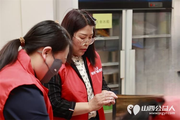 中国好人袁国萍和志愿者们一起到清徐县云华养老院慰问老人 - 第8张