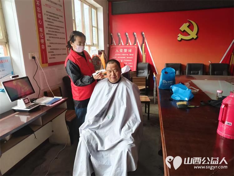 介休市敬老协会敬老助老活动志愿者4月19日走进张兰镇下李候村服务老人理发义诊 - 第5张 - 山西公益人 介休市敬老协会敬老助老活动志愿者4月19日走进张兰镇下李候村服务老人理发义诊 - 第5张