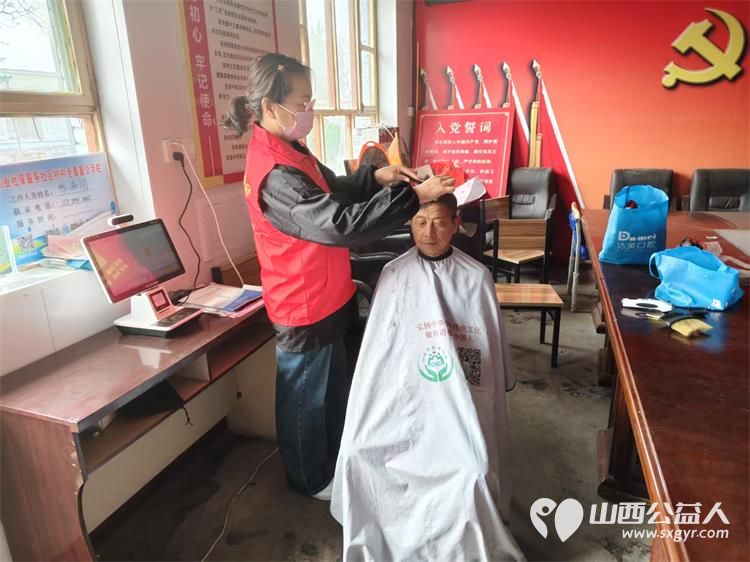 介休市敬老协会敬老助老活动志愿者4月19日走进张兰镇下李候村服务老人理发义诊 - 第8张 - 山西公益人 介休市敬老协会敬老助老活动志愿者4月19日走进张兰镇下李候村服务老人理发义诊 - 第8张