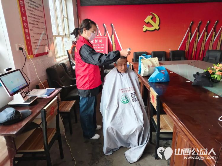 介休市敬老协会敬老助老活动志愿者4月19日走进张兰镇下李候村服务老人理发义诊 - 第7张 - 山西公益人 介休市敬老协会敬老助老活动志愿者4月19日走进张兰镇下李候村服务老人理发义诊 - 第7张