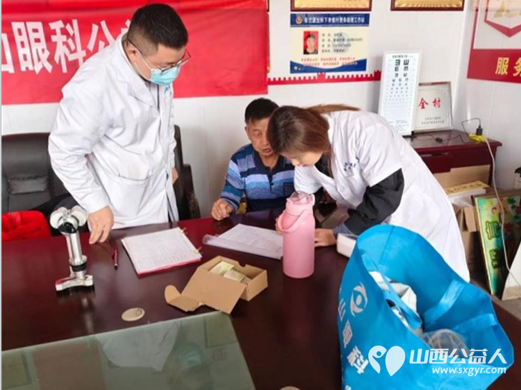 介休市敬老协会敬老助老活动志愿者4月19日走进张兰镇下李候村服务老人理发义诊 - 第9张 - 山西公益人 介休市敬老协会敬老助老活动志愿者4月19日走进张兰镇下李候村服务老人理发义诊 - 第9张