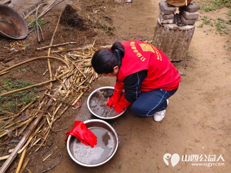 介休市敬老协会志愿者走进张兰镇下李候村入户84岁特困老人张乾文家中为老人打扫室内外卫生、理发、包饺子 - 第5张 - 山西公益人 介休市敬老协会志愿者走进张兰镇下李候村入户84岁特困老人张乾文家中为老人打扫室内外卫生、理发、包饺子 - 第5张