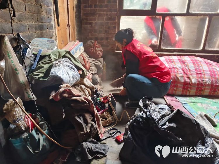 介休市敬老协会志愿者走进张兰镇下李候村入户84岁特困老人张乾文家中为老人打扫室内外卫生、理发、包饺子 - 第13张 - 山西公益人 介休市敬老协会志愿者走进张兰镇下李候村入户84岁特困老人张乾文家中为老人打扫室内外卫生、理发、包饺子 - 第13张