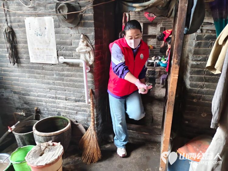 介休市敬老协会志愿者走进张兰镇下李候村入户84岁特困老人张乾文家中为老人打扫室内外卫生、理发、包饺子 - 第21张 - 山西公益人 介休市敬老协会志愿者走进张兰镇下李候村入户84岁特困老人张乾文家中为老人打扫室内外卫生、理发、包饺子 - 第21张