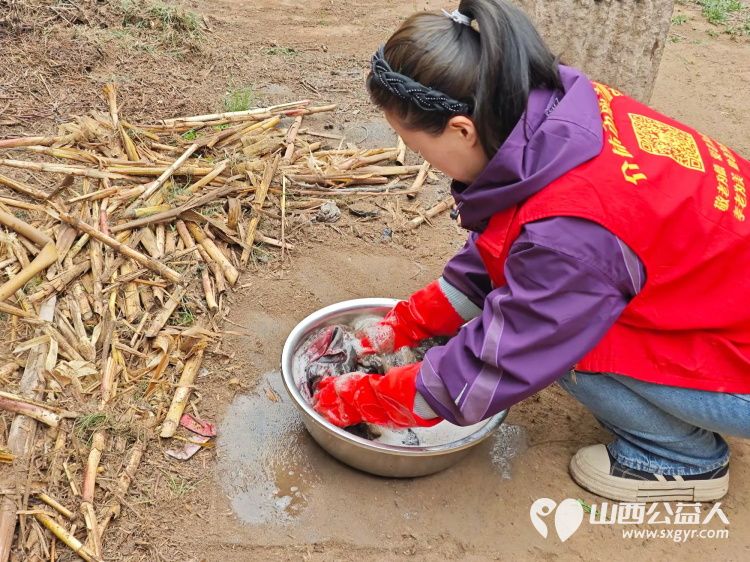 介休市敬老协会志愿者走进张兰镇下李候村入户84岁特困老人张乾文家中为老人打扫室内外卫生、理发、包饺子 - 第6张 - 山西公益人 介休市敬老协会志愿者走进张兰镇下李候村入户84岁特困老人张乾文家中为老人打扫室内外卫生、理发、包饺子 - 第6张