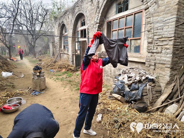 介休市敬老协会志愿者走进张兰镇下李候村入户84岁特困老人张乾文家中为老人打扫室内外卫生、理发、包饺子 - 第20张 - 山西公益人 介休市敬老协会志愿者走进张兰镇下李候村入户84岁特困老人张乾文家中为老人打扫室内外卫生、理发、包饺子 - 第20张