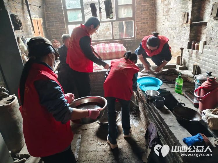 介休市敬老协会志愿者走进张兰镇下李候村入户84岁特困老人张乾文家中为老人打扫室内外卫生、理发、包饺子 - 第16张 - 山西公益人 介休市敬老协会志愿者走进张兰镇下李候村入户84岁特困老人张乾文家中为老人打扫室内外卫生、理发、包饺子 - 第16张