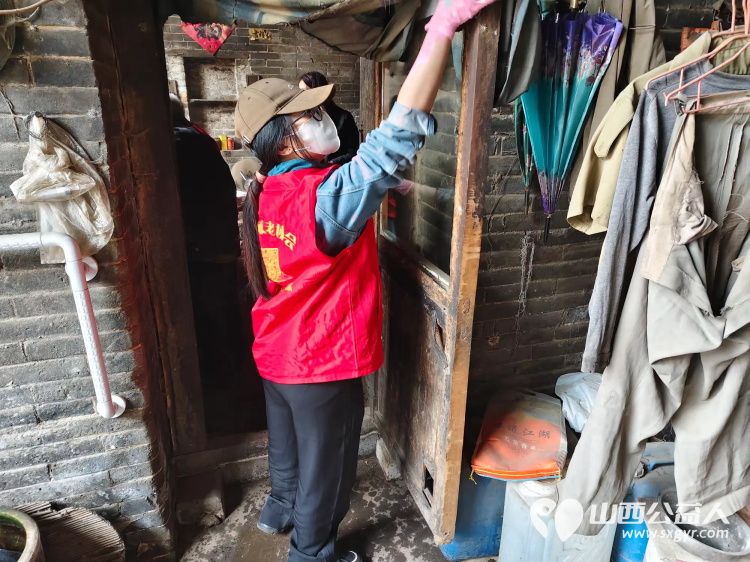 介休市敬老协会志愿者走进张兰镇下李候村入户84岁特困老人张乾文家中为老人打扫室内外卫生、理发、包饺子 - 第19张 - 山西公益人 介休市敬老协会志愿者走进张兰镇下李候村入户84岁特困老人张乾文家中为老人打扫室内外卫生、理发、包饺子 - 第19张