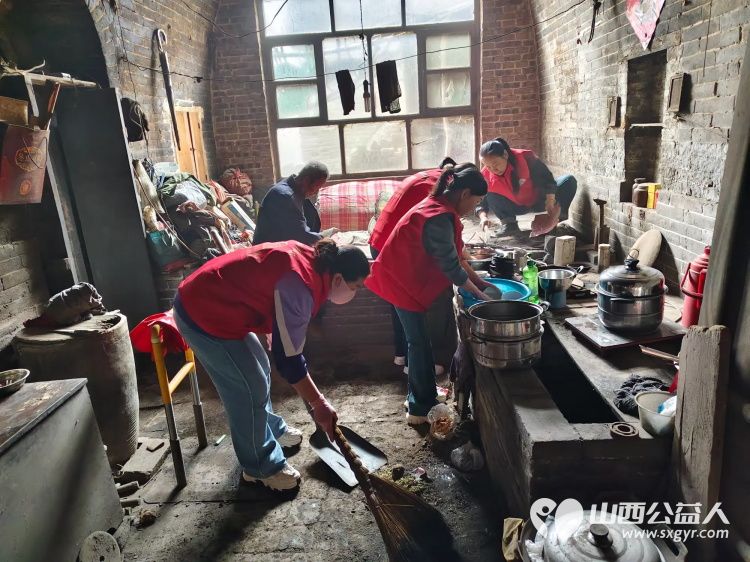 介休市敬老协会志愿者走进张兰镇下李候村入户84岁特困老人张乾文家中为老人打扫室内外卫生、理发、包饺子 - 第18张 - 山西公益人 介休市敬老协会志愿者走进张兰镇下李候村入户84岁特困老人张乾文家中为老人打扫室内外卫生、理发、包饺子 - 第18张
