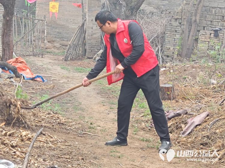 介休市敬老协会志愿者走进张兰镇下李候村入户84岁特困老人张乾文家中为老人打扫室内外卫生、理发、包饺子 - 第11张 - 山西公益人 介休市敬老协会志愿者走进张兰镇下李候村入户84岁特困老人张乾文家中为老人打扫室内外卫生、理发、包饺子 - 第11张