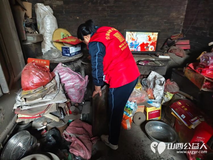 介休市敬老协会志愿者走进张兰镇下李候村入户84岁特困老人张乾文家中为老人打扫室内外卫生、理发、包饺子 - 第12张 - 山西公益人 介休市敬老协会志愿者走进张兰镇下李候村入户84岁特困老人张乾文家中为老人打扫室内外卫生、理发、包饺子 - 第12张