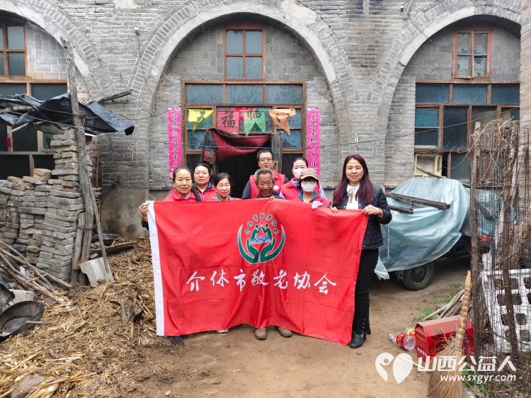 介休市敬老协会志愿者走进张兰镇下李候村入户84岁特困老人张乾文家中为老人打扫室内外卫生、理发、包饺子 - 第1张 - 山西公益人 介休市敬老协会志愿者走进张兰镇下李候村入户84岁特困老人张乾文家中为老人打扫室内外卫生、理发、包饺子 - 第1张