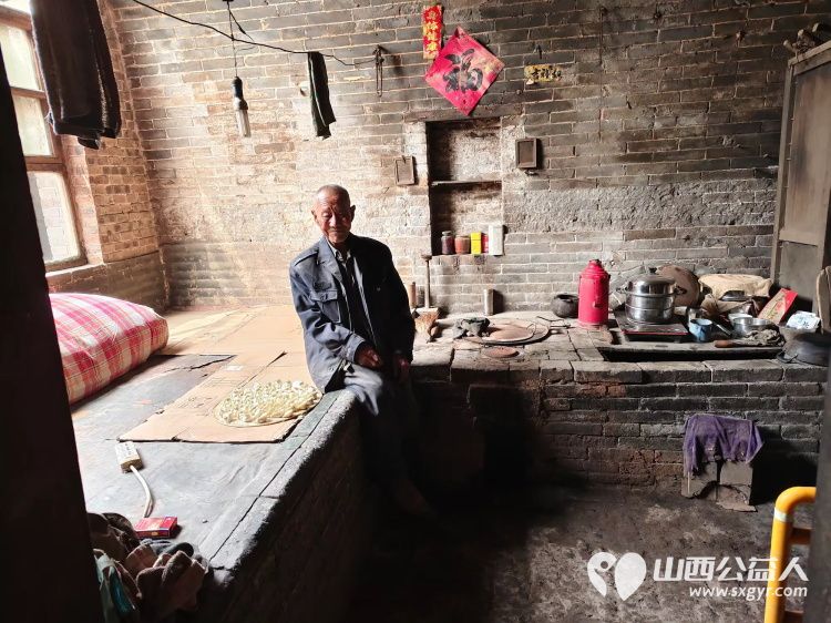 介休市敬老协会志愿者走进张兰镇下李候村入户84岁特困老人张乾文家中为老人打扫室内外卫生、理发、包饺子 - 第14张 - 山西公益人 介休市敬老协会志愿者走进张兰镇下李候村入户84岁特困老人张乾文家中为老人打扫室内外卫生、理发、包饺子 - 第14张