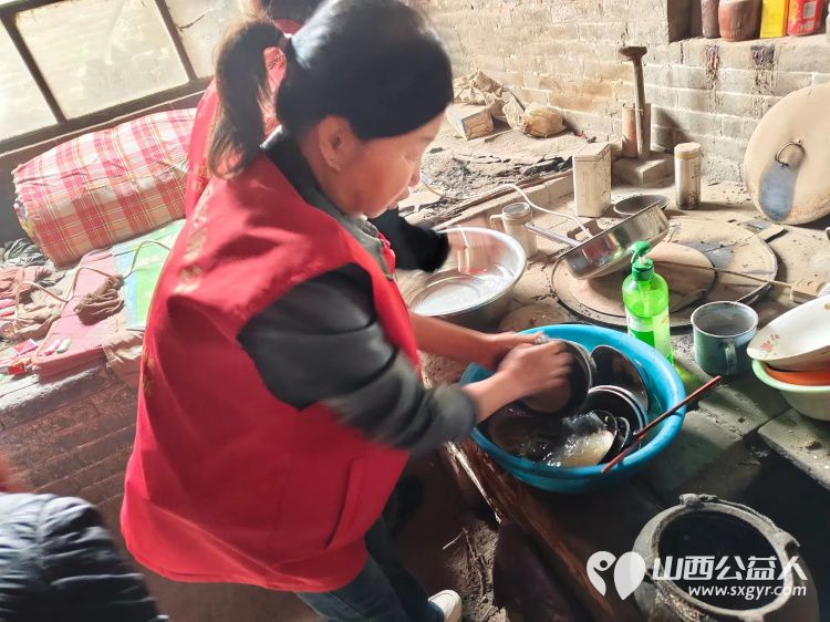 介休市敬老协会志愿者走进张兰镇下李候村入户84岁特困老人张乾文家中为老人打扫室内外卫生、理发、包饺子 - 第15张 - 山西公益人 介休市敬老协会志愿者走进张兰镇下李候村入户84岁特困老人张乾文家中为老人打扫室内外卫生、理发、包饺子 - 第15张