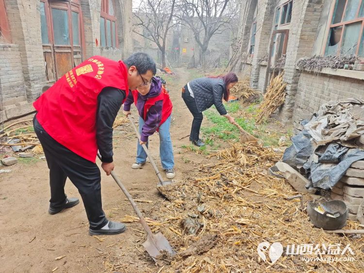 介休市敬老协会志愿者走进张兰镇下李候村入户84岁特困老人张乾文家中为老人打扫室内外卫生、理发、包饺子 - 第10张 - 山西公益人 介休市敬老协会志愿者走进张兰镇下李候村入户84岁特困老人张乾文家中为老人打扫室内外卫生、理发、包饺子 - 第10张