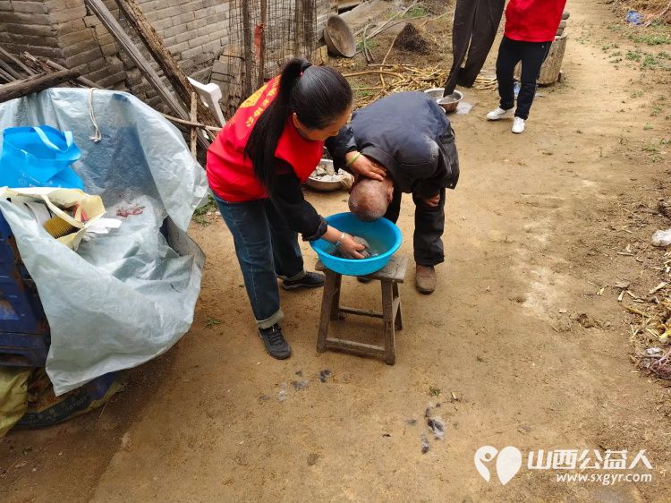 介休市敬老协会志愿者走进张兰镇下李候村入户84岁特困老人张乾文家中为老人打扫室内外卫生、理发、包饺子 - 第3张 - 山西公益人 介休市敬老协会志愿者走进张兰镇下李候村入户84岁特困老人张乾文家中为老人打扫室内外卫生、理发、包饺子 - 第3张