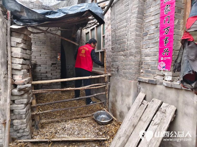 介休市敬老协会志愿者走进张兰镇下李候村入户84岁特困老人张乾文家中为老人打扫室内外卫生、理发、包饺子 - 第23张 - 山西公益人 介休市敬老协会志愿者走进张兰镇下李候村入户84岁特困老人张乾文家中为老人打扫室内外卫生、理发、包饺子 - 第23张