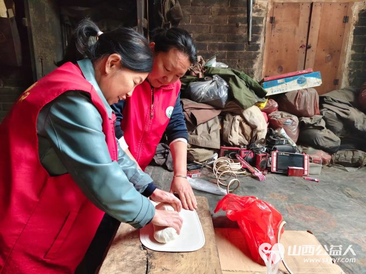 介休市敬老协会志愿者走进张兰镇下李候村入户84岁特困老人张乾文家中为老人打扫室内外卫生、理发、包饺子 - 第7张 - 山西公益人 介休市敬老协会志愿者走进张兰镇下李候村入户84岁特困老人张乾文家中为老人打扫室内外卫生、理发、包饺子 - 第7张