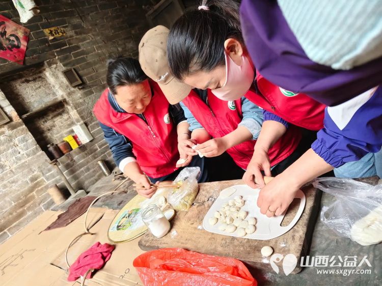 介休市敬老协会志愿者走进张兰镇下李候村入户84岁特困老人张乾文家中为老人打扫室内外卫生、理发、包饺子 - 第8张 - 山西公益人 介休市敬老协会志愿者走进张兰镇下李候村入户84岁特困老人张乾文家中为老人打扫室内外卫生、理发、包饺子 - 第8张