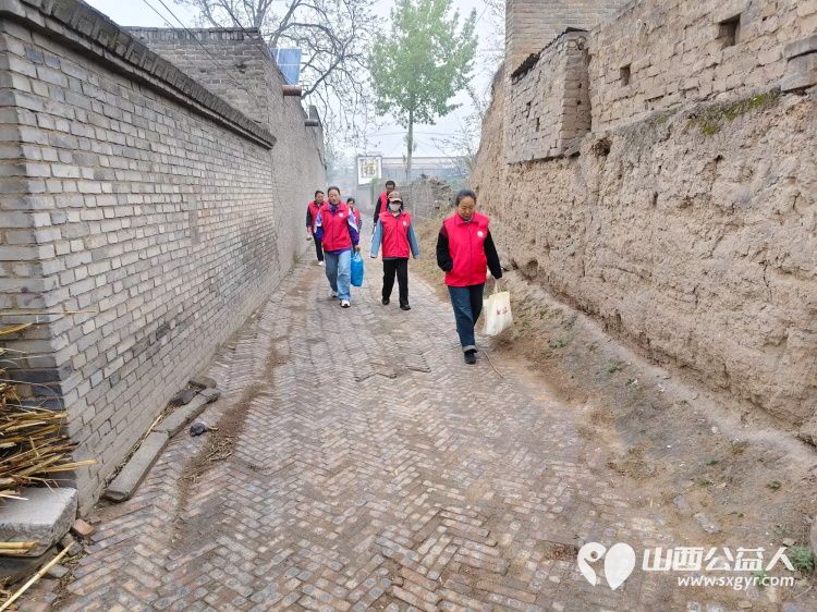 介休市敬老协会志愿者走进张兰镇下李候村入户84岁特困老人张乾文家中为老人打扫室内外卫生、理发、包饺子 - 第2张 - 山西公益人 介休市敬老协会志愿者走进张兰镇下李候村入户84岁特困老人张乾文家中为老人打扫室内外卫生、理发、包饺子 - 第2张