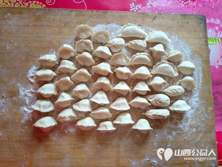 介休市敬老协会志愿者走进张兰镇板峪村入户特困老人80岁郝正茂老人家中为老人打扫室内卫生包饺子 - 第8张 - 山西公益人 介休市敬老协会志愿者走进张兰镇板峪村入户特困老人80岁郝正茂老人家中为老人打扫室内卫生包饺子 - 第8张