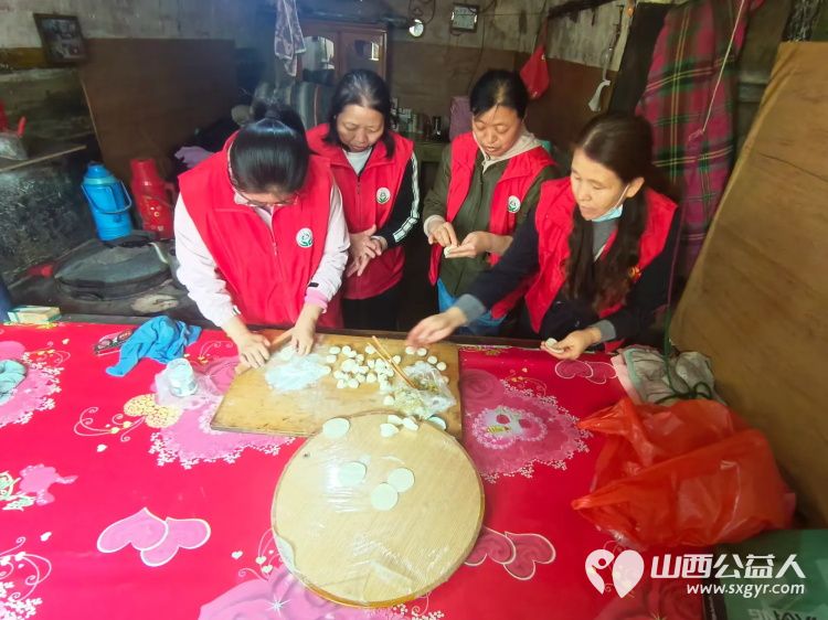 介休市敬老协会志愿者走进张兰镇板峪村入户特困老人80岁郝正茂老人家中为老人打扫室内卫生包饺子 - 第7张 - 山西公益人 介休市敬老协会志愿者走进张兰镇板峪村入户特困老人80岁郝正茂老人家中为老人打扫室内卫生包饺子 - 第7张
