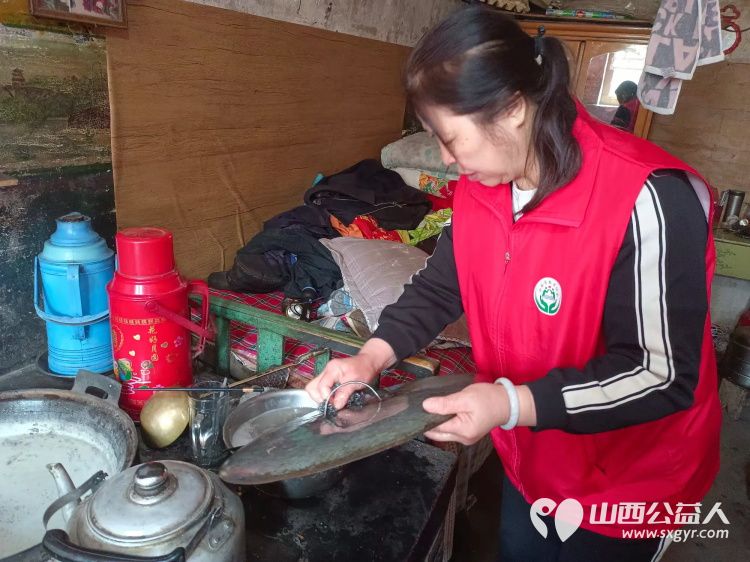 介休市敬老协会志愿者走进张兰镇板峪村入户特困老人80岁郝正茂老人家中为老人打扫室内卫生包饺子 - 第4张 - 山西公益人 介休市敬老协会志愿者走进张兰镇板峪村入户特困老人80岁郝正茂老人家中为老人打扫室内卫生包饺子 - 第4张