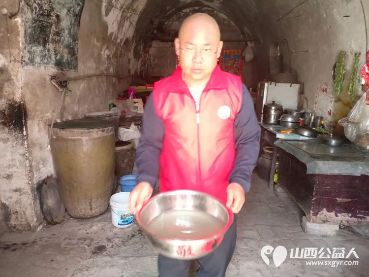 介休市敬老协会志愿者走进张兰镇板峪村入户特困老人80岁郝正茂老人家中为老人打扫室内卫生包饺子 - 第5张 - 山西公益人 介休市敬老协会志愿者走进张兰镇板峪村入户特困老人80岁郝正茂老人家中为老人打扫室内卫生包饺子 - 第5张