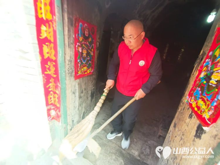 介休市敬老协会志愿者走进张兰镇板峪村入户特困老人80岁郝正茂老人家中为老人打扫室内卫生包饺子 - 第11张 - 山西公益人 介休市敬老协会志愿者走进张兰镇板峪村入户特困老人80岁郝正茂老人家中为老人打扫室内卫生包饺子 - 第11张