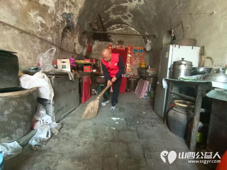 介休市敬老协会志愿者走进张兰镇板峪村入户特困老人80岁郝正茂老人家中为老人打扫室内卫生包饺子 - 第9张 - 山西公益人 介休市敬老协会志愿者走进张兰镇板峪村入户特困老人80岁郝正茂老人家中为老人打扫室内卫生包饺子 - 第9张