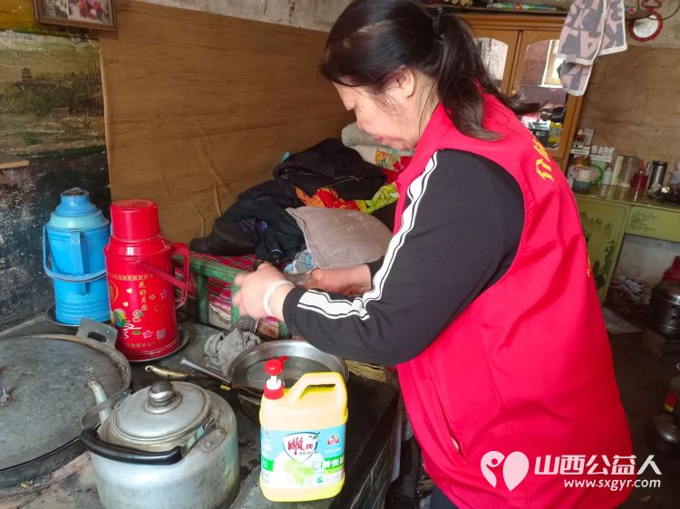 介休市敬老协会志愿者走进张兰镇板峪村入户特困老人80岁郝正茂老人家中为老人打扫室内卫生包饺子 - 第6张 - 山西公益人 介休市敬老协会志愿者走进张兰镇板峪村入户特困老人80岁郝正茂老人家中为老人打扫室内卫生包饺子 - 第6张