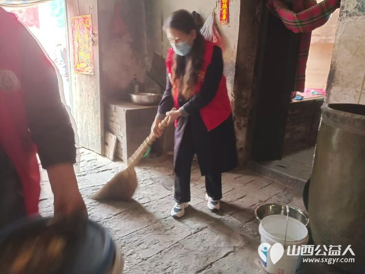 介休市敬老协会志愿者走进张兰镇板峪村入户特困老人80岁郝正茂老人家中为老人打扫室内卫生包饺子 - 第10张 - 山西公益人 介休市敬老协会志愿者走进张兰镇板峪村入户特困老人80岁郝正茂老人家中为老人打扫室内卫生包饺子 - 第10张