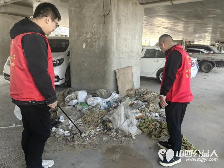 守护碧水清波共筑绿色家园 离石区青年志愿者协会党支部开展巡河净滩行动有效改善了河流周边的环境卫生状况 - 第3张 - 山西公益人 守护碧水清波共筑绿色家园 离石区青年志愿者协会党支部开展巡河净滩行动有效改善了河流周边的环境卫生状况 - 第3张