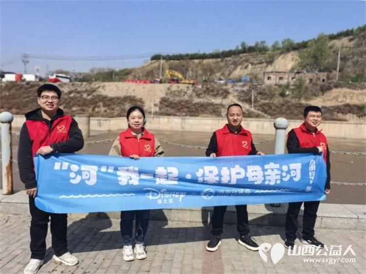 守护碧水清波共筑绿色家园 离石区青年志愿者协会党支部开展巡河净滩行动有效改善了河流周边的环境卫生状况 - 第1张 - 山西公益人 守护碧水清波共筑绿色家园 离石区青年志愿者协会党支部开展巡河净滩行动有效改善了河流周边的环境卫生状况 - 第1张